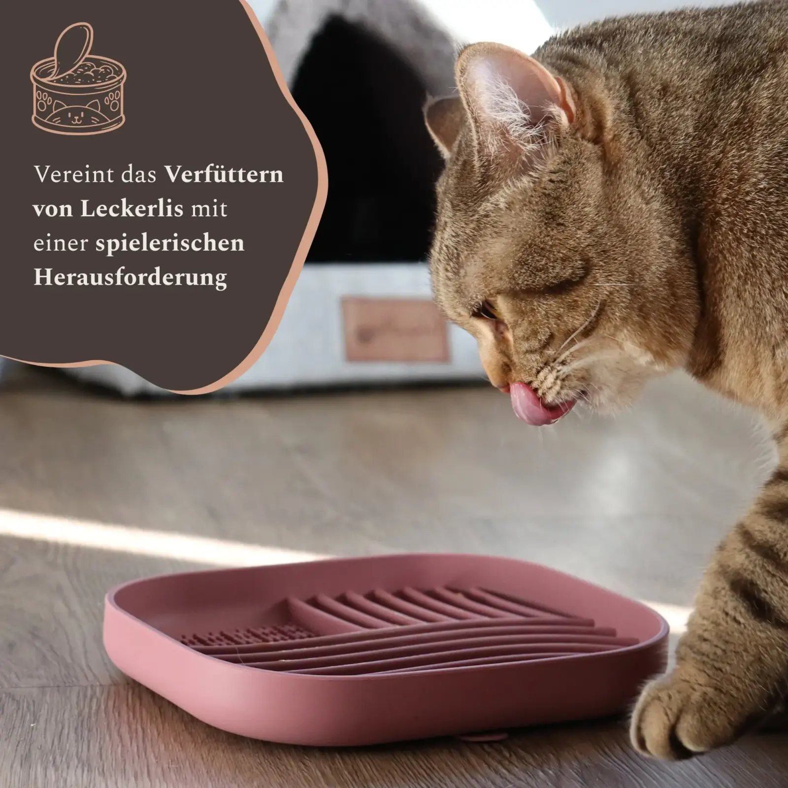 Katze mit Schleckmatte